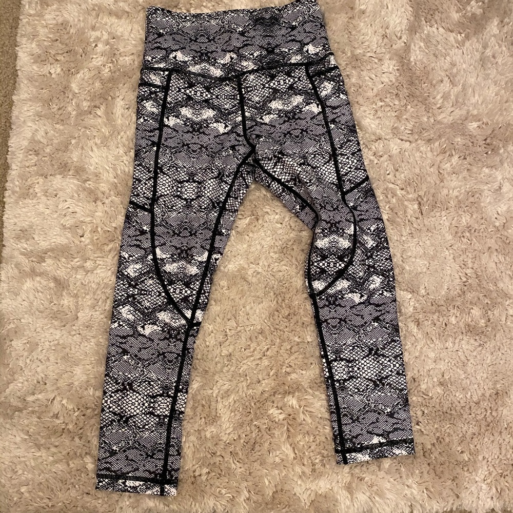 Zyia crop leggings